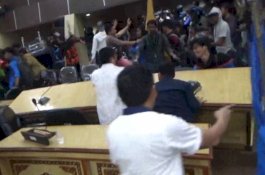 Dilarang Hadiri Rapat Paripurna, Mahasiswa-Pelajar Parepare Obrak Abrik Kantor DPRD  