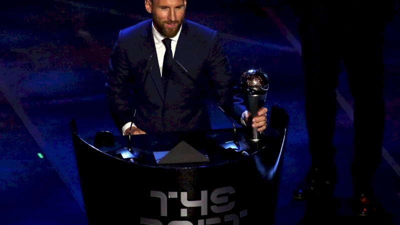 Lionel Messi ketika terpilih sebagai pemain terbaik pria FIFA 2019 dalam malam penghargaan The Best FIFA Football Awards 2019 di Teatro alla Scala, Milan, Italia, Senin (22/9/2019). | Matteo Bazzi /EPA-EFE