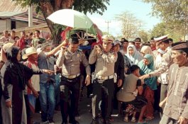 Kapolres Jeneponto Melayat Pensiunan, Polisi Gotong Jenazah ke Pemakaman