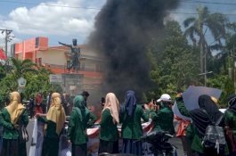 Mahasiswa Pinrang Bakar Ban Tolak Revisi UU KPK