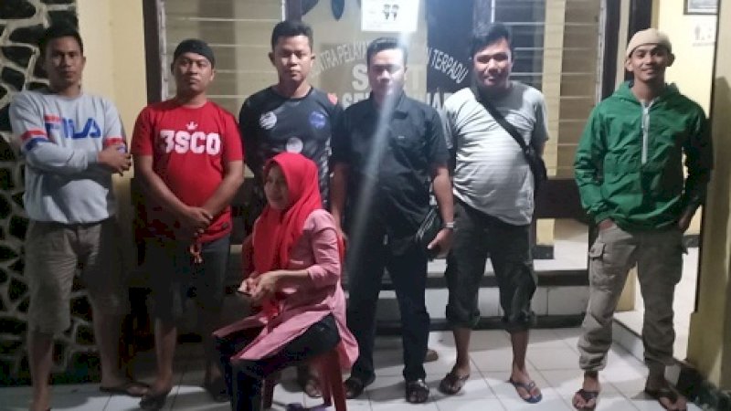 Andi Hayani bin Andi Syamsuddin (depan) diamankan kepolisian atas menebar kebencian dan menghina institusi Polri.