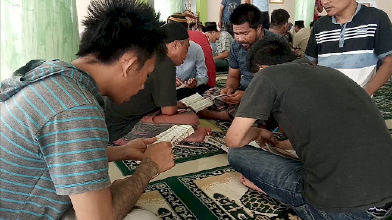 Puluhan warga binaan di Lembaga Pemasyarakatan (Lapas) Klas II B Takalar mengaji bersama, Jumat (27/9/2019). 