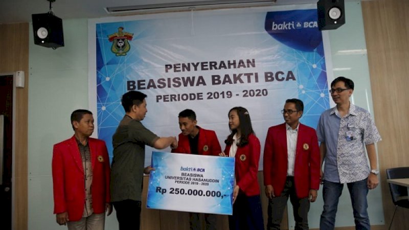 Beasiswa Bakti BCA senilai Rp250 juta diberikan kepada 50 orang mahasiswa/i berprestasi yang diserahkan secara simbolis oleh Kepala Kantor Wilayah IV BCA Hendrik Sia, kepada perwakilan mahasiswa/i berprestasi Universitas Hasanuddin.