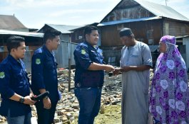 Karang Taruna Sidrap Serahkan Bantuan ke Korban Kebakaran