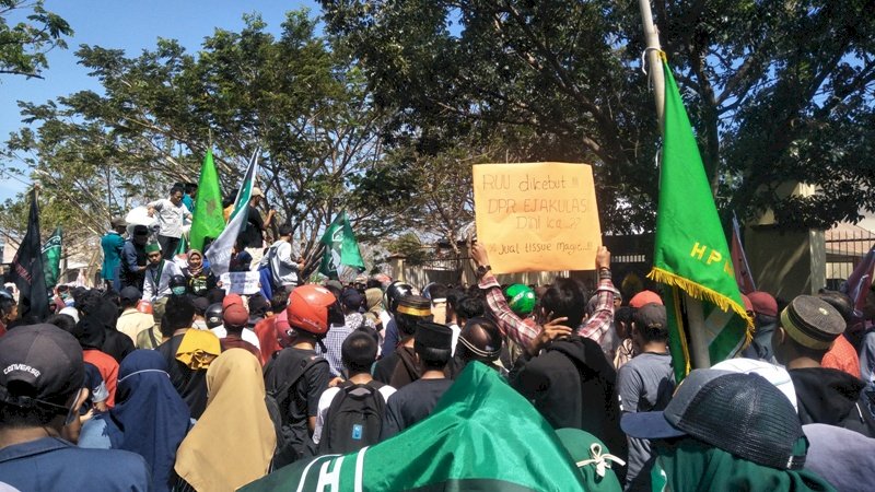 Mahasiswa dan Pelajar Geruduk DPRD Jeneponto