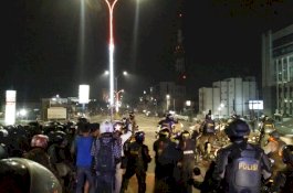 Demo di Makassar Berujung Ricuh, Massa Lepas Busur