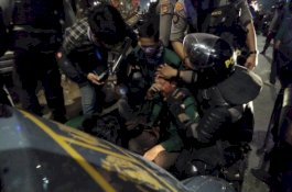 Usai Berbagi Air, Polisi Ingatkan Mahasiswa untuk Menunduk Saat Ada Lemparan Batu 