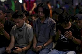 Usai Salat Magrib, Pendemo dari UINAM Khusyuk Mendoakan Mendiang Randi