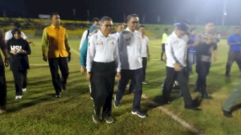 Wali Kota Parepare, Taufan Pawe, mendampingi Gubernur Sulsel, HM Nurdin Abdullah, saat membuka turnamen Walikota Cup di Stadion Gelora Mandiri.
