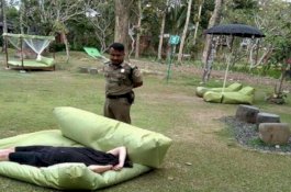 Bokek, Bule Cantik Mengamuk sambil Telanjang di Depan Hotel