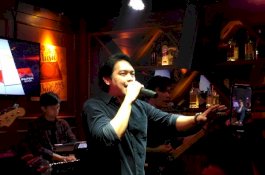 Donnie Sibarani Sukses Bikin Pengunjung D'Orbits Cafe Bernostalgia