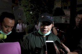 Gaya Iqbal Suhaeb saat Pantau Demo di Makassar