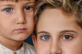 Kondisi Langka Buat 2 Bersaudara ini Punya Mata Biru dan Coklat yang Indah