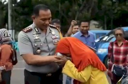 Motornya yang Dicuri Kembali Setelah Lama Hilang, Perempuan Ini Cium Tangan Kapolres