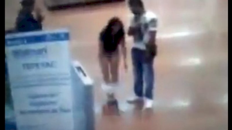 Alarm Bunyi Saat Keluar Toko, Wanita Ini Kesal Sampai Berani Telanjang