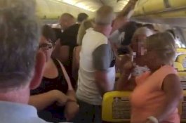 Para Penumpang Terjebak 9 Jam Dalam Pesawat Panas Tanpa Diberi Air