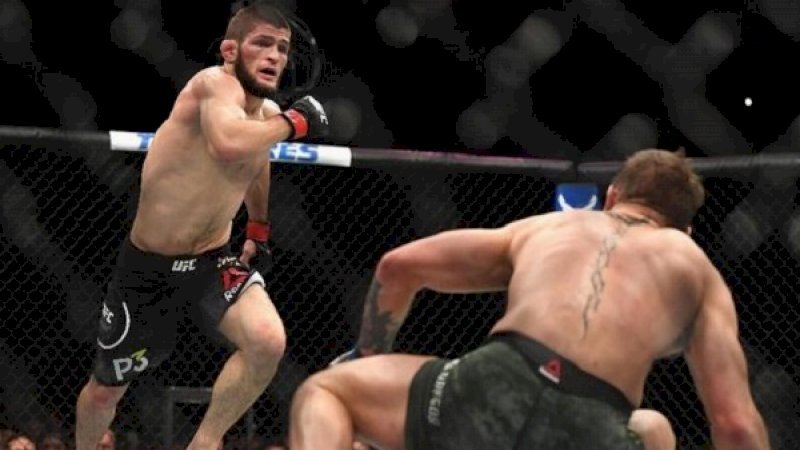 Khabib Nurmagomedov (kiri) selalu mendapat instruksi menekan dan menyerang lawan lewat teknik gulat dan kuncian dalam posisi ground fight. (Foto: AFP)