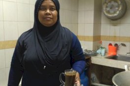 Daeng Sangnging, Pembersih Kampus yang Sukses Kuliahkan Anak hingga Cumlaude