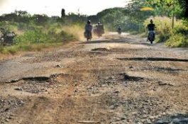 Perhatikan Tiga Hal Ini Saat Lintasi Jalan Rusak dengan Sepeda Motor