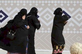 Arab Saudi Umumkan Larangan Pakaian Ketat dan Ciuman di Depan Umum