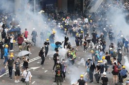 Jurnalis Indonesia Terkena Tembakan Saat Liput Demo Hong Kong