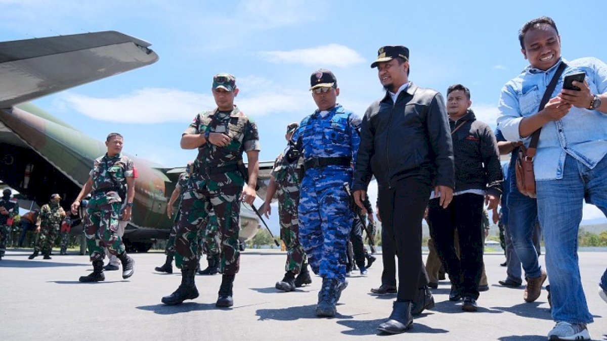 Turun ke Landasan Pacu, Andi Sudirman Sulaiman Jemput Langsung Warga Sulsel di Jayapura