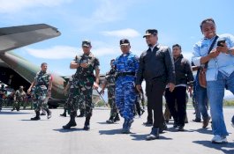 Turun ke Landasan Pacu, Andi Sudirman Sulaiman Jemput Langsung Warga Sulsel di Jayapura