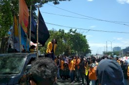 Azan Berkumandang, Presma UNM Hentikan Orasi dan Persilakan Massa Salat Zuhur