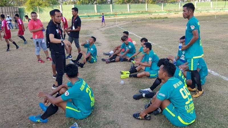 Pelatih Persipangkep, M Ilham memberi instruksi kepada pemainnya pada putaran pertama lalu.