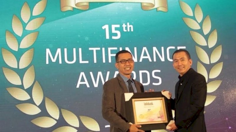 Chief Business Network & Initiative Management WOM Finance, Antonius S. Lijadi (kiri), menerima penghargaan Infobank Multifinance Awards 2019" di Le Meridien Hotel, Jakarta, Kamis, (19/9/2019) lalu. 