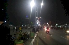 Ratusan Mahasiswa Masih Bertahan Sampai Malam di Depan Gedung DPRD Sulsel 