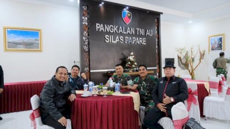 Wakil Gubernur Sulawesi Selatan Andi Sudirman Sulaiman (kiri) bersama Sekretaris Daerah Provinsi Sulsel, Abdul Hayat tiba di Sentani, Kabupaten Jayapura Pukul 07.38 WIT pada Senin (30/9/2019).