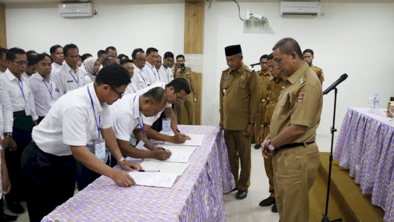 Pengukuhan dan pembekalan Panitia Pemilihan Kepala Desa (PPKD) pelaksanaan Pemilihan Kepala Desa (Pilkades) serentak gelombang ketiga Kabupaten Wajo 2019 berlangsung di Hotel Sermani, Senin (30/9/2019).