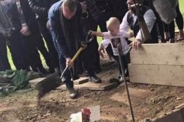 Momen Mengharukan Saat Bocah 17 Bulan Bantu Makamkan Ayah