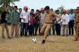 Buka Turnamen Sepak Bola di Desa, Tomy: Baru Kali Ini Saya Disambut Sangat Meriah