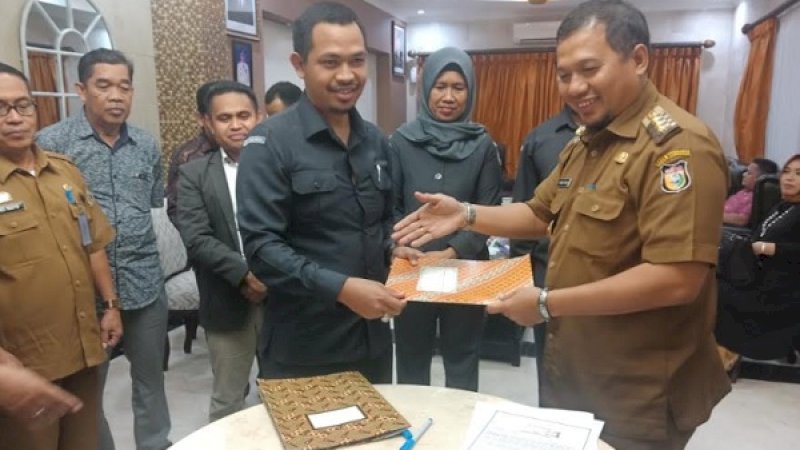 Ketua Bawaslu Makassar, Nursari bersama Pj Wali Kota Makassar, M Iqbal Suhaeb.