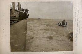 Foto Dua Penumpang Berdiri di Dek Kapal Titanic Akan Dilelang