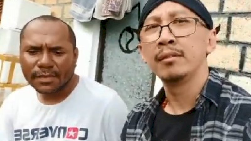 Abu Janda (kanan) mewawancarai salah seorang warga yang mengaku saksi mata kerusuhan di Wamena.