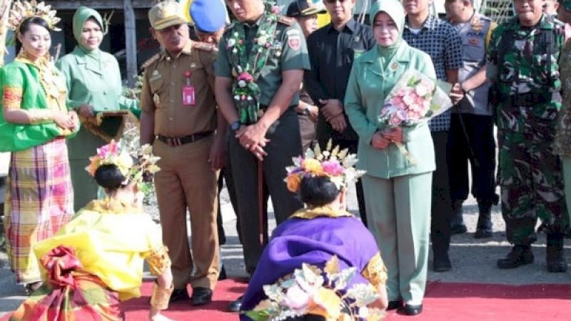Suasana penyambutan Danrem pada pembukaan TMMD di Soppeng, Rabu (2/10/2019).