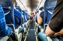 Penumpang Pesawat Jijik Dengan Posisi Duduk Aneh Pasangan ini