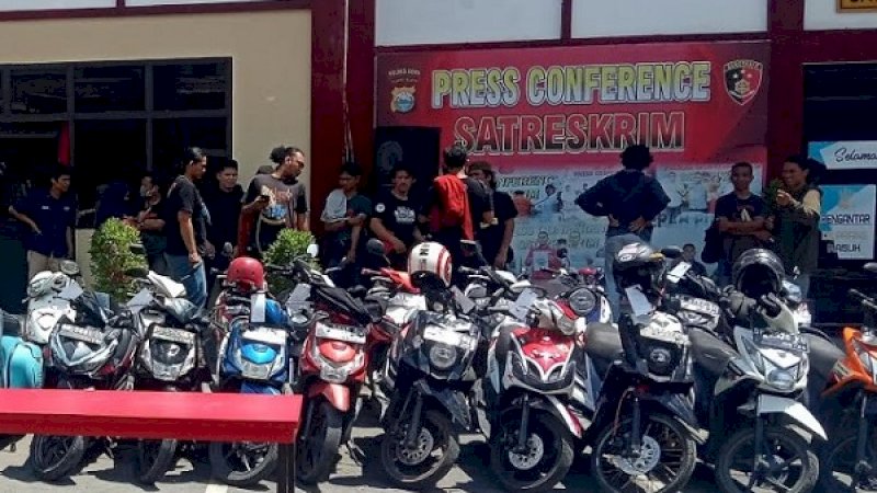 Sebanyak 16 oknum mahasiswa dari kampus UIN Alauddin Makassar (UINAM) ditahan di Mapolres Gowa.