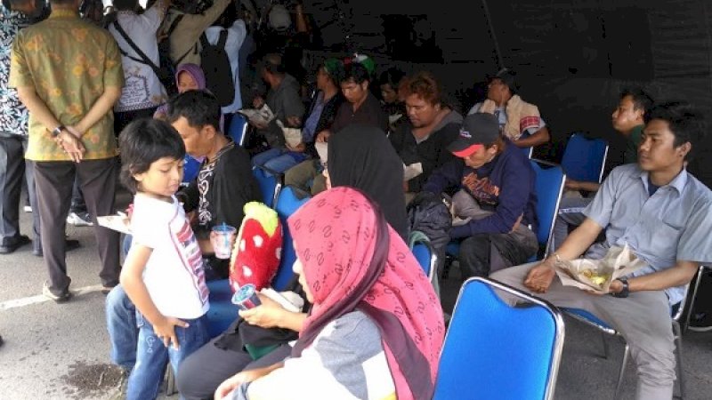 Warga korban kerusuhan Wamena beristirahat di Lanud Hasanuddin, Mandai, Maros.