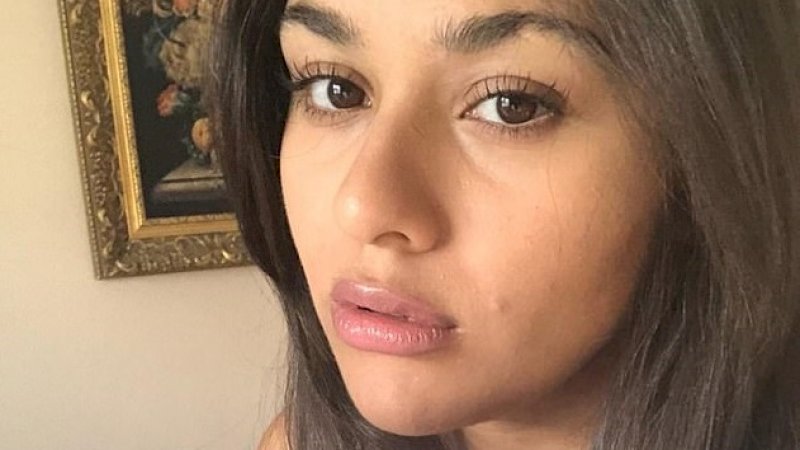 Lia melelang keperawanannya di Cinderella Escort.