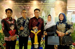 Tomy dan Armin Salassa Terima Penghargaan Proklim Dari Kementerian