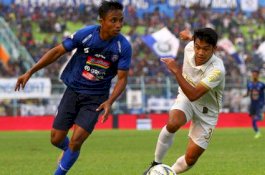 Diguyur Hujan Deras, PSM Tahan Imbang Arema di Babak Pertama