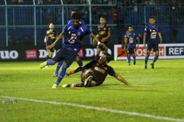 Bermain 10 Pemain, PSM Menyerah 0-2 di Markas Arema FC