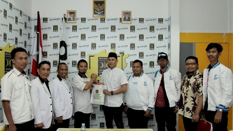 Perwakilan dr Fadli Ananda mengambil formulir di kantor DPD Partai Keadilan Sejahtera (PKS) Makassar, Rabu (2/10/2019).