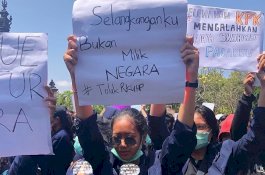 Mahasiswi Pembawa Poster 