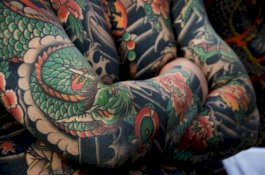 Pria Ini Terkena Tetanus Setelah Hapus Tato Pakai Parutan Keju