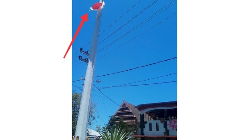 Bendera merah putih di DPRD Bulukumba yang dikibarkan robek .